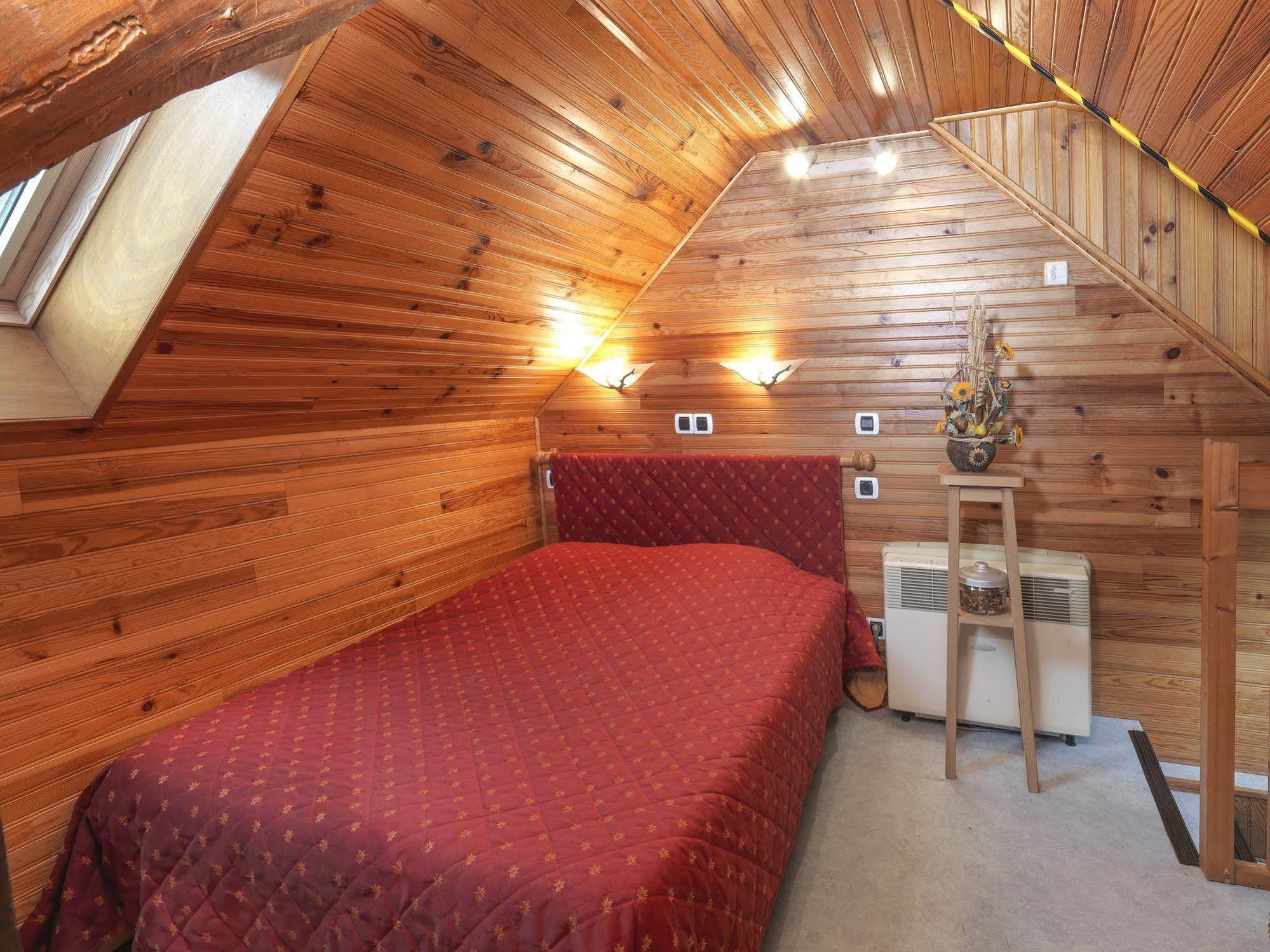Auberge De L'Isard Saint-Denis  Bagian luar foto