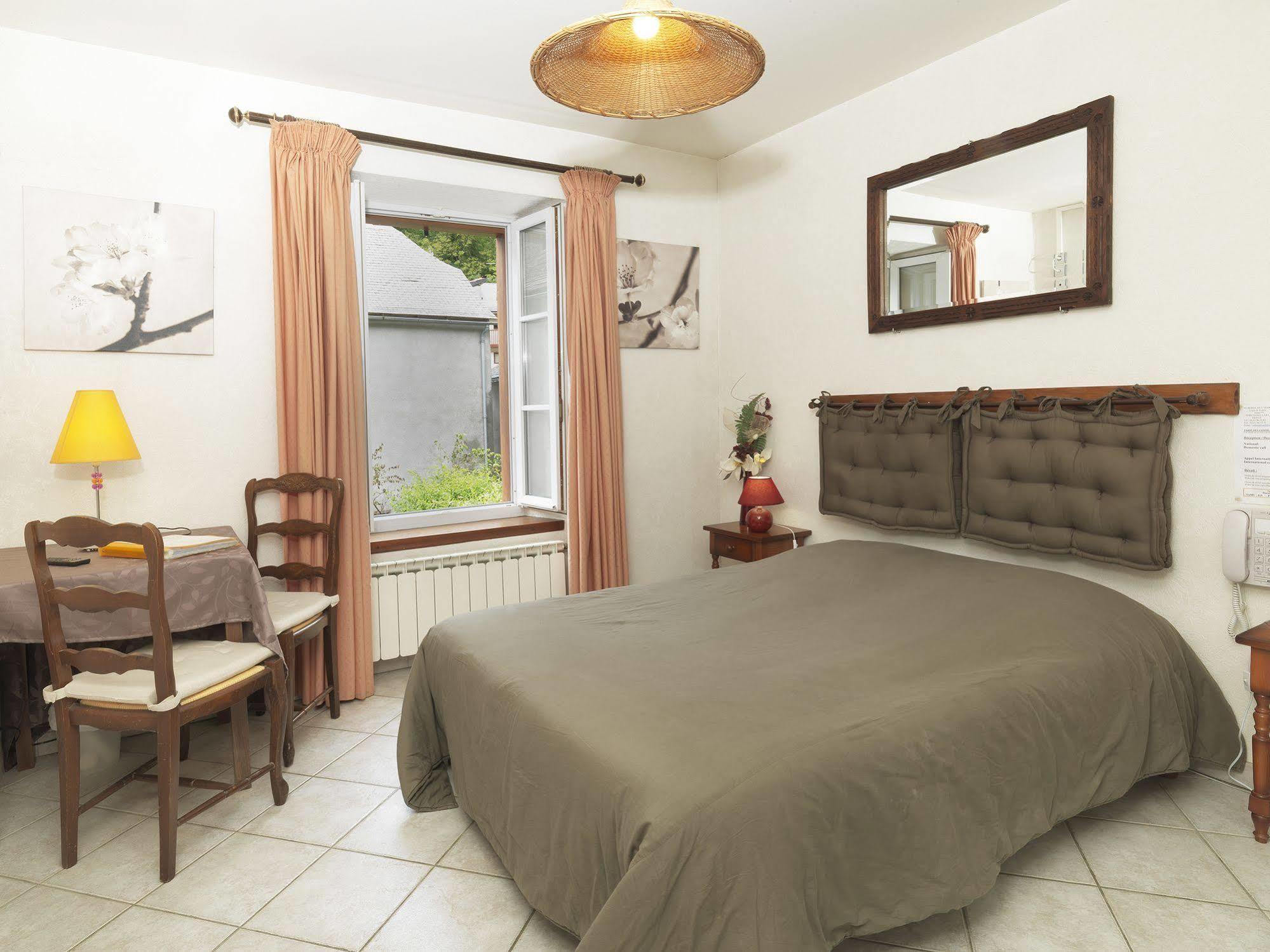 Auberge De L'Isard Saint-Denis  Bagian luar foto