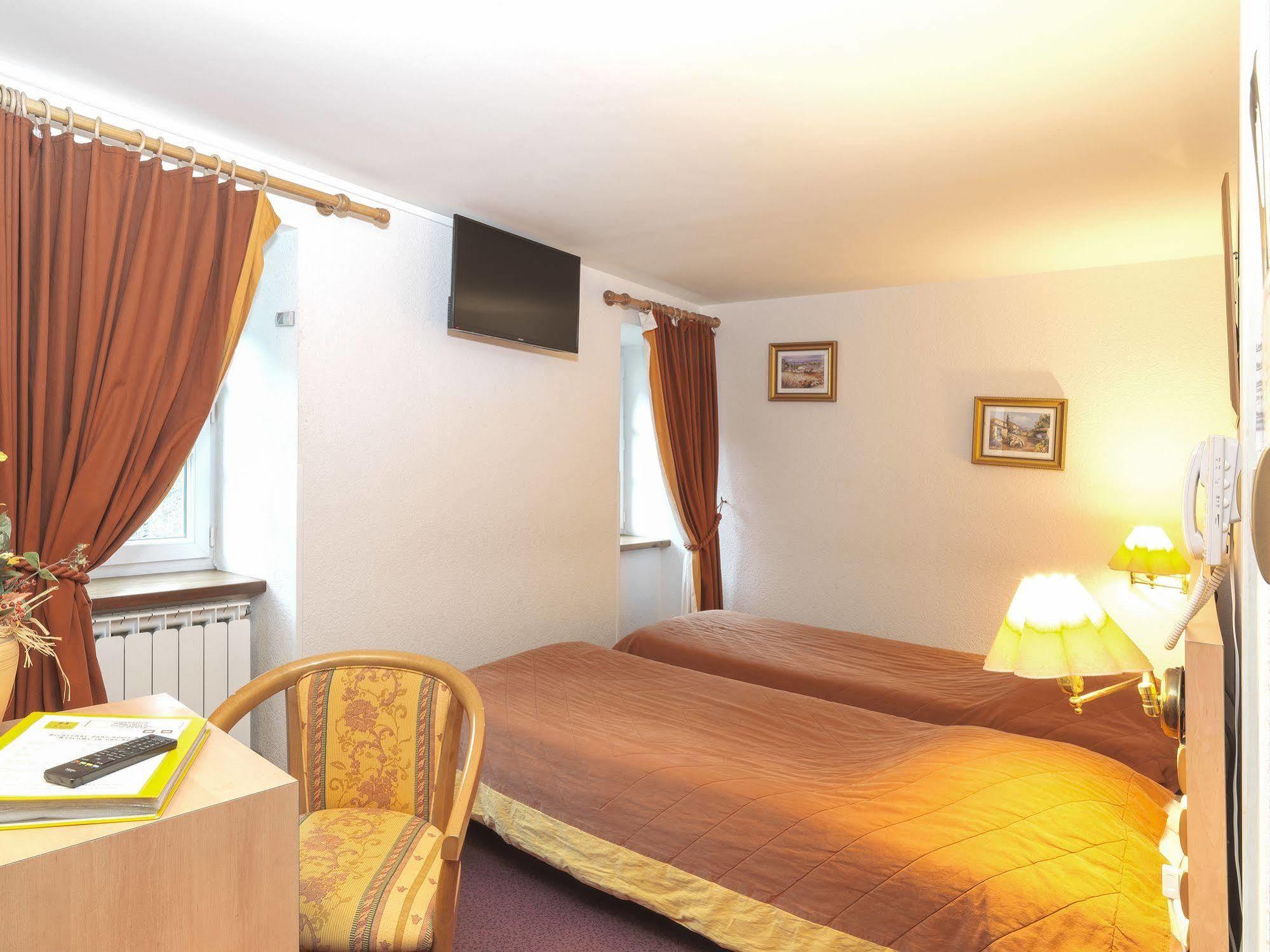 Auberge De L'Isard Saint-Denis  Bagian luar foto